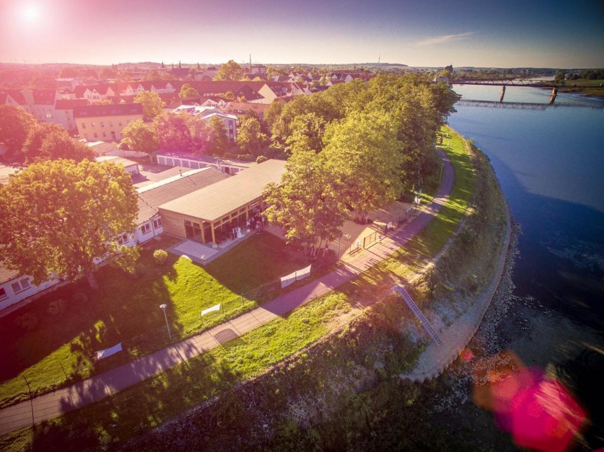 Отель Weltrad Am Fluss Restaurant & Quartier Шёнебек Экстерьер фото