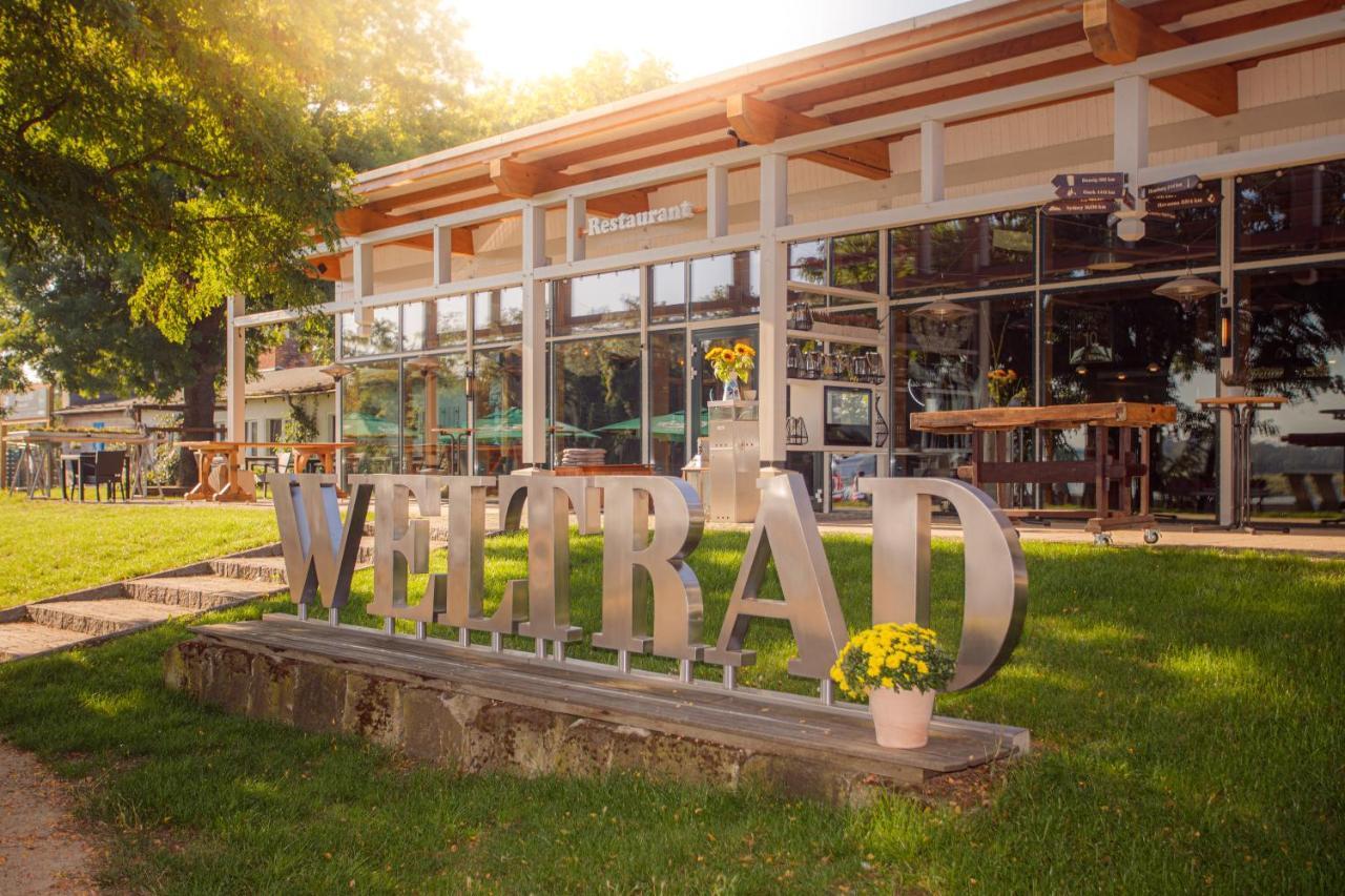 Отель Weltrad Am Fluss Restaurant & Quartier Шёнебек Экстерьер фото